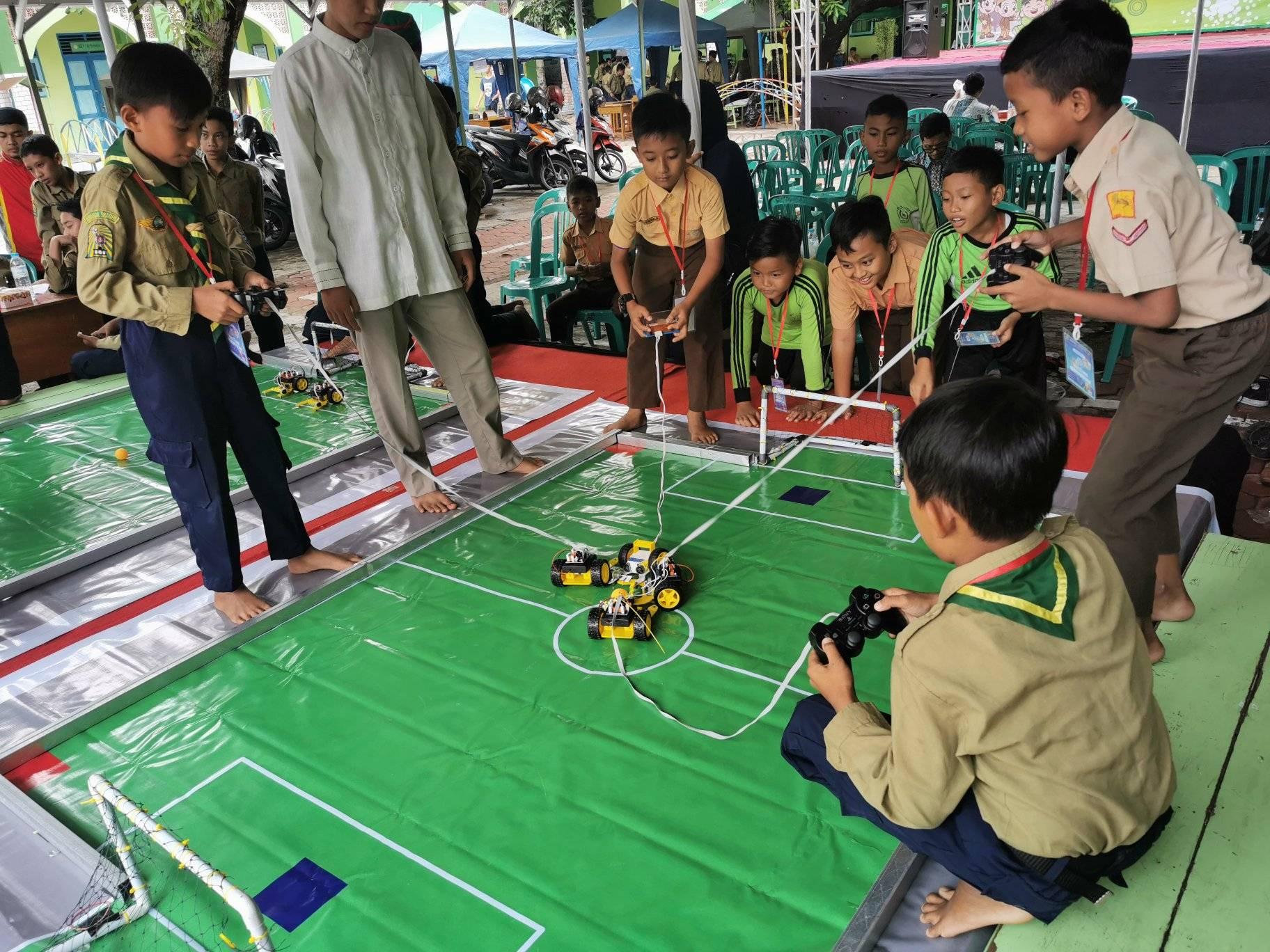 Lomba Soccer di Birrul Robotic Competition